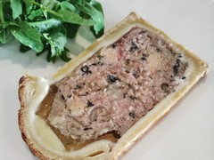 宮崎産猪・鹿・豚肉やフォアグラや茸のパイ包み焼き