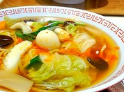野菜と海老とイカのあんが美味しい五目うま煮そば。五目あんかけラーメン