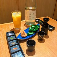奥から、梅•抹茶•味噌󠄀•七味•レモンのお塩たち〜さすが、日本酒の楽しみ方をわかってらっしゃる！