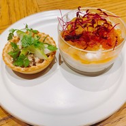 魚介のタルタルムース、白レバーペーストと季節フルーツのタルト