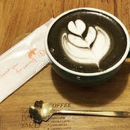 炭のカフェラテ