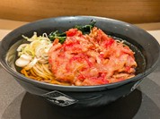 富士そば名物、紅生姜天ぷら蕎麦。日暮里そば