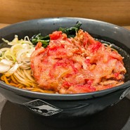 富士そば名物、紅生姜天ぷら蕎麦。日暮里そば