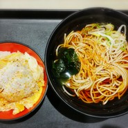 人気のミニかつ丼&かけ蕎麦のセットメニュ。お手頃価格で早くて旨い！富士そばは駅近蕎麦屋の王道ですね。