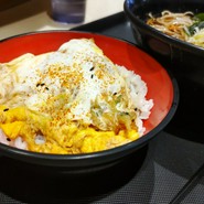 ミニかき揚げの玉子とじ丼とかけ蕎麦のセット