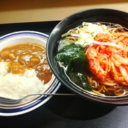 紅生姜の風味が天ぷらに香る蕎麦とミニカレーライスをコラボ。