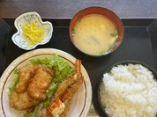 日替わり定食（ミニ唐揚げ＋エビフライ）ご飯中盛り¥700-