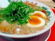 魁力屋、人気の味玉ラーメン