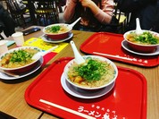フードコートランチ。家族四人でで魁力屋醤油ラーメン。