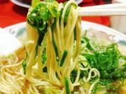 九条ネギが旨い魁力屋の醤油ラーメンで麺リフト