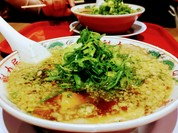 背脂ウキウキの醤油ラーメン。九条ネギが美味しい魁力屋。