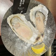 お店のアプリ登録でゲット今年生牡蠣をいただきました。