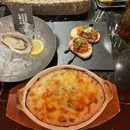 クーポン生牡蠣、牡蠣とベーコンドライトマトのブルスケッタ、牡蠣とポテトのグラタンは牡蠣ソースが入らなくなって残念でした。