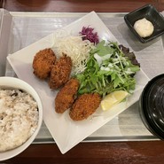 ランチ牡蠣フライ定食、ご飯も進みます。