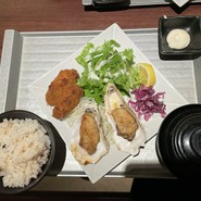 牡蠣フライと牡蠣のバターソテー／牡蠣スープ・18穀米、ランチメニュー全制覇してみようと思います。