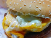 チーズとソースがドロドロ溢れて大変だー！マクドナルドのチーズてりたまバーガー。