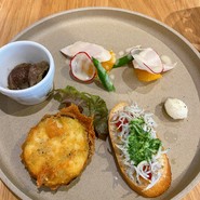 BRACERIA　PASTICCERIA　BOND