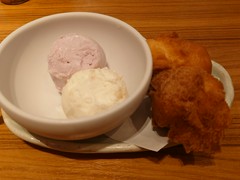 サーターアンダギーアイス乗せ