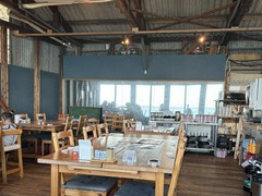 お店もいい雰囲気で、外に見える海が最高！