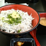 釜揚げしらす丼。ご飯もシラスもたっぷりで食べ応えあります。