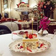 Le Menu Anniversaireコースのスタンドに、ホールケーキを追加