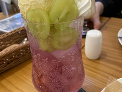 巨峰のソーダー(巨峰が足りなくてシャインマスカット乗せてくれました)