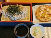 学校給食とはビジュアルが違うけど、、、ざる蕎麦とかき揚げ天ぷらをオーダーしました。