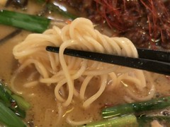 麺は細めのストレート麺！