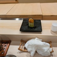はじめは喋らない大将だと思いましたが、喋ると気さくな人柄で、迷い鰹等こだわりの食材や握りもしっかりし