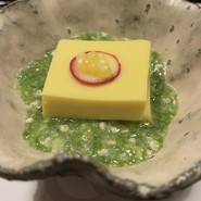 トウモロコシの寄せ豆腐、マスのキャビアのせ。オクラのネバタレかけ。
