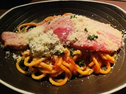 炙りベーコンとトリュフバターの太麺ナポリタン