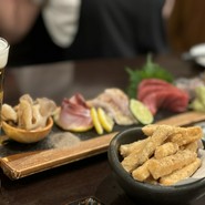 お刺身の盛り合わせと、山芋揚げ？だったかな？美味しかったですー！