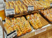 コーヒーとベーカリーでイートインも出来ます。写真はソーセージドックたち