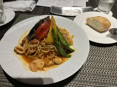 メインは季節野菜を使った海鮮パスタ