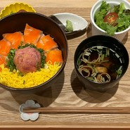 サーモン・とろたく丼