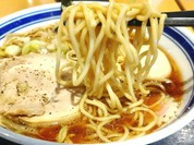 味玉醤油ラーメンの麺リフト(箸持ち上げ)
