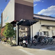 西側から店舗方向（自転車置き場あり）