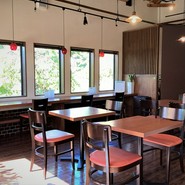 窓際カウンターと中央2人席