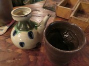 伝統の酒器カラカラで泡盛を