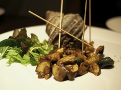 炭焼きステーキとワイン obiobi