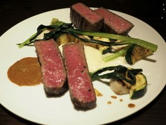 炭焼きステーキとワイン obiobi