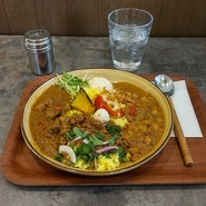 あいがけ3種盛り（キーマカレー+ラムカレー・豆と野菜のポタージュカレー）