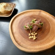 フランス産カモ肉のロースト　はちみつ風味　無花果とゴルゴンゾーラのタルト　（イタリア産ゴルゴンゾーラ フレッシュ無花果　無花果を使ったバルサミコ酢の粒）