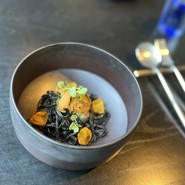 炙りウニ　黄色トマトのソース　イカ墨のタリオリーニ