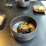 炙りウニ　黄色トマトのソース　イカ墨のタリオリーニ