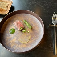 島根熟豊和牛と新ゴボウのコンフィ　パセリソースとハーブのパウダー