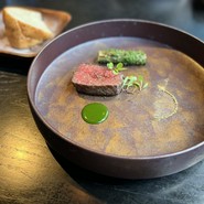 島根熟豊和牛と新ゴボウのコンフィ　パセリソースとハーブのパウダー