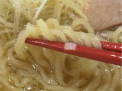 麺はもちもち食感の中太麺！