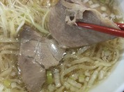 薄切りのチャーシューが２枚！