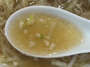 シンプルな味わいの鶏ガラ醤油スープ！